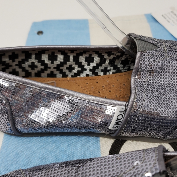 TOMS SILVER SEQUINS SLIP ON FLATS  SHOES WOMENS 7.5 BLING SPARKLE WEDDING - Picture 5 of 16